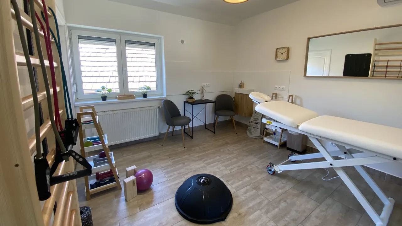 Kezelőhelyiség bordásfallal, kezelőággyal és egyensúlyfejlesztő eszközökkel