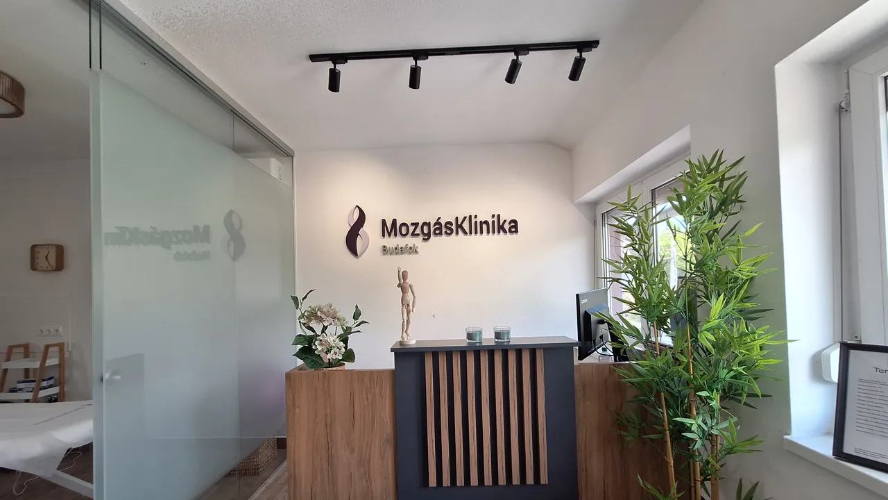 A MozgásKlinika Budafok recepciója a logóval a falon