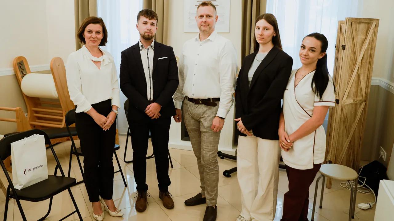 Öt ember áll egymás mellett egy világos teremben a MozgásKlinika Discovery Day rendezvényén